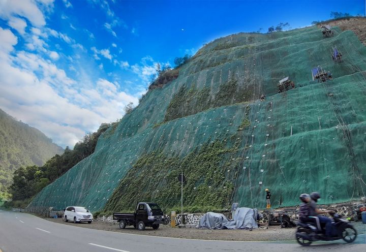 Overview of installed Steelgrid® HR 30 + MacMat® EM as netting