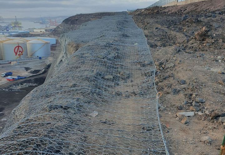 Coronación del talud en el lado tierra- Steelgrid HR 30 PMC