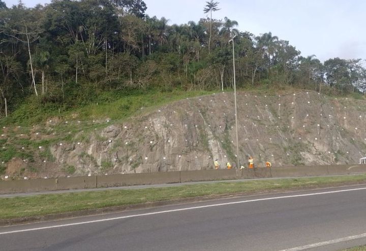 ESTABILIZAÇÃO TALUDE ROCHOSO PISTA SUL BR-376_5.jpeg