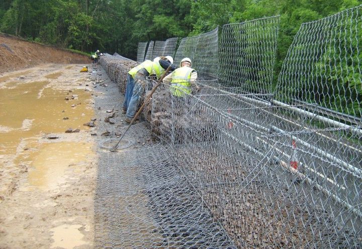 Filling of integral gabion facia