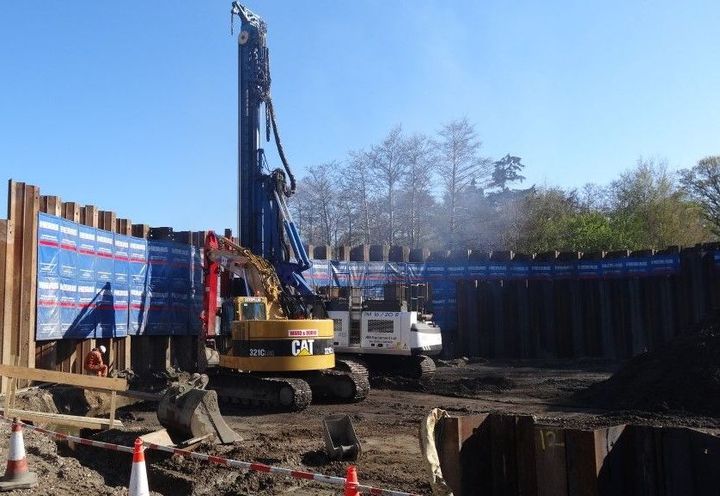 Piling rig crane supported by the reinforced MacGrid WG piling mat