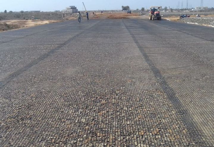 Photo 3: Laying of MacGrid EG at middle of blanket layer