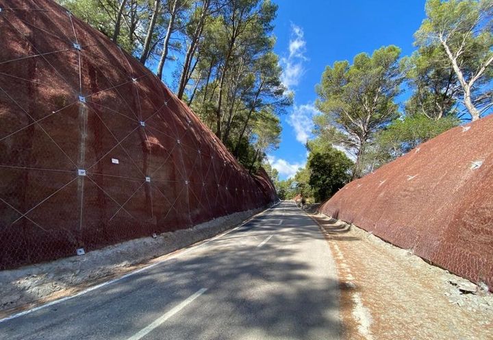 Vista de la geomanta Macmat R1 8127GN en el proceso de instalación.