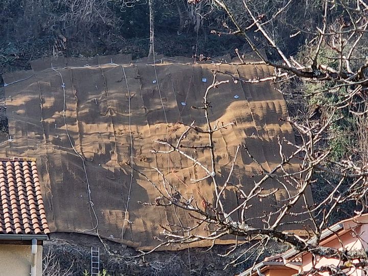 Vue du talus en cours de protection