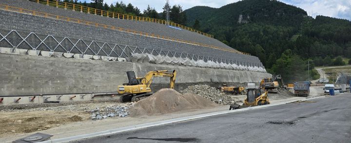 Pokračovanie inštalácie gabionového obkladu