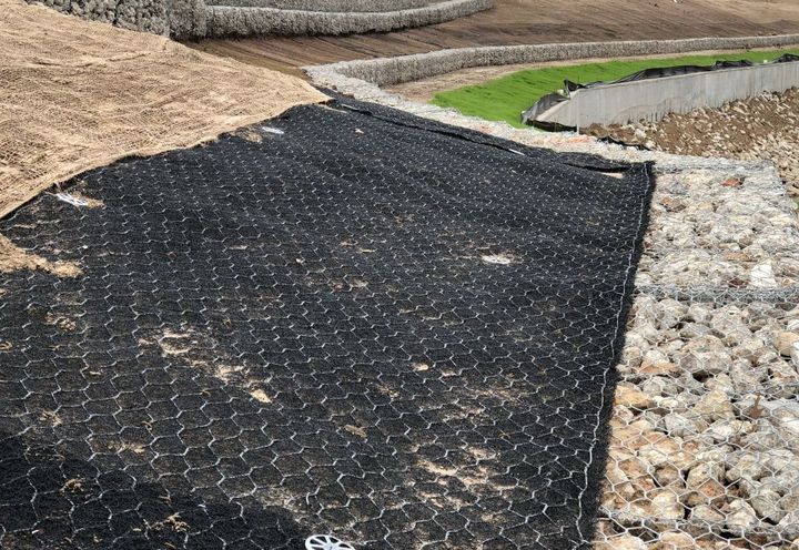 Easy connection to gabion baskets