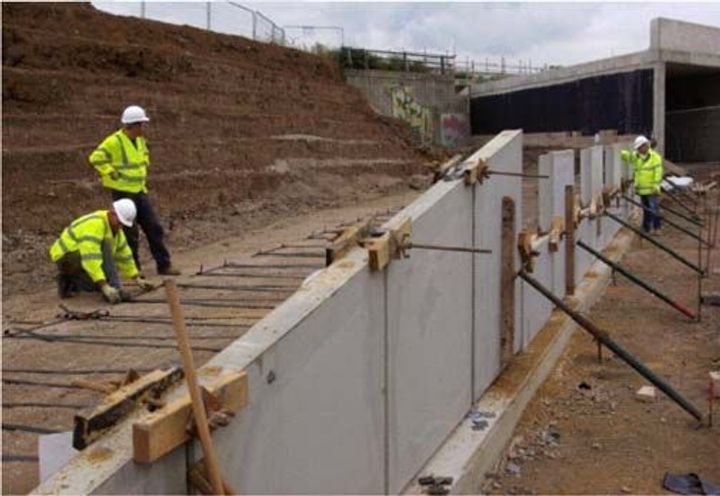 Propping face panels prior to backfilling