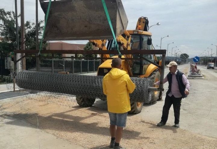ΧΑΛΥΒΔΙΝΟ ΠΛΕΓΜΑ ΟΠΛΙΣΜΟΥ ΑΣΦΑΛΤΟΥ ROADMESH ΚΑΤΑ ΤΗΝ ΤΟΠΟΘΕΤΗΣΗ