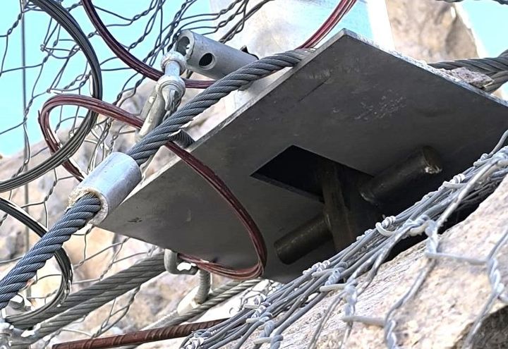 Base plate kept in level using micro-pile