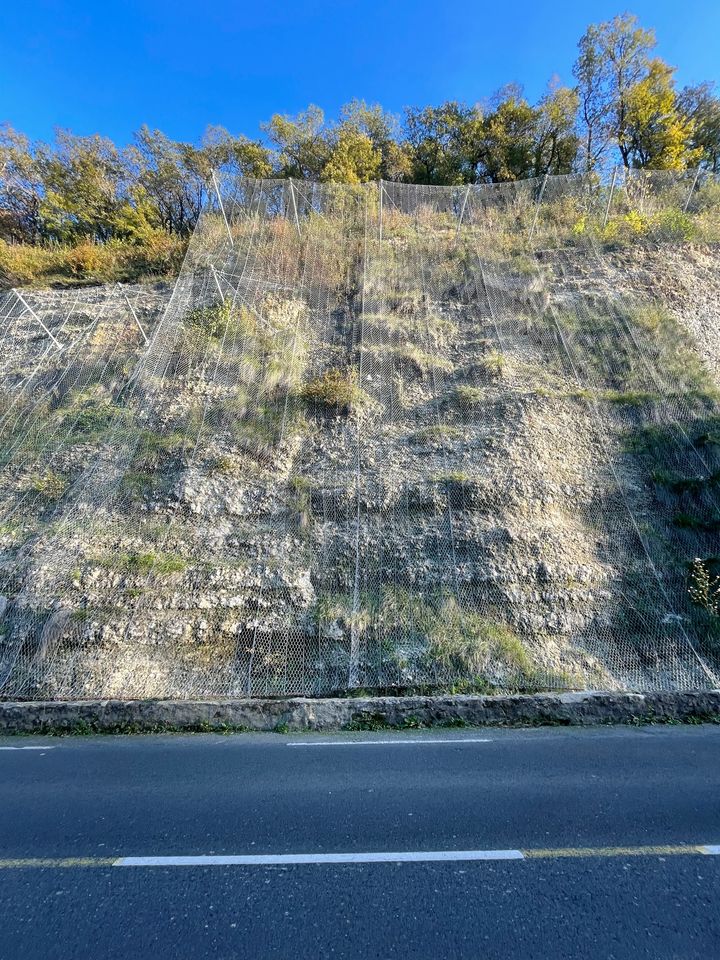 SteelGrid® HR 50 grillage double torsion associé à des câbles longitudinaux en acier à haute résistance, intégrés dans la nappe de grillage