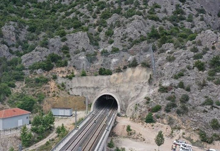 TUNNEL T-19 PORTAL VIEW