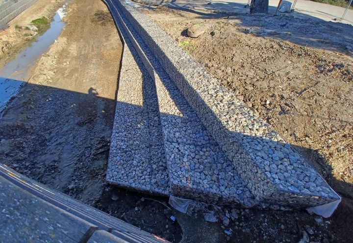 Zone de transition entre protection subverticale en gabions et inclinée en Matelas Reno (non encore installée)