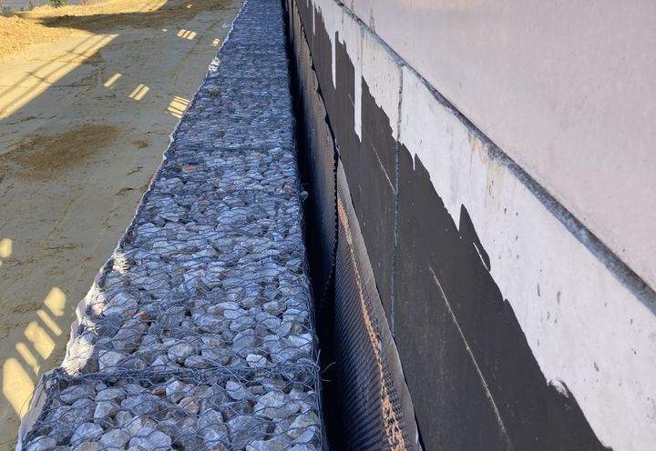 TerraMesh System à l'arrière du mur en béton