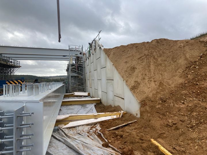 Mur en MacRes terminé accueillant la suite des travaux