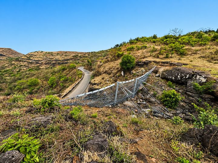 Barreras contra flujos de escombros y deslizamientos de tierra superficiales
