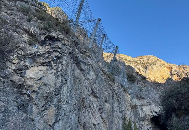 Vista de las barreras en la entrada al túnel