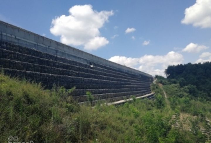 贵州花溪至安顺高速加筋格宾挡墙工程_1