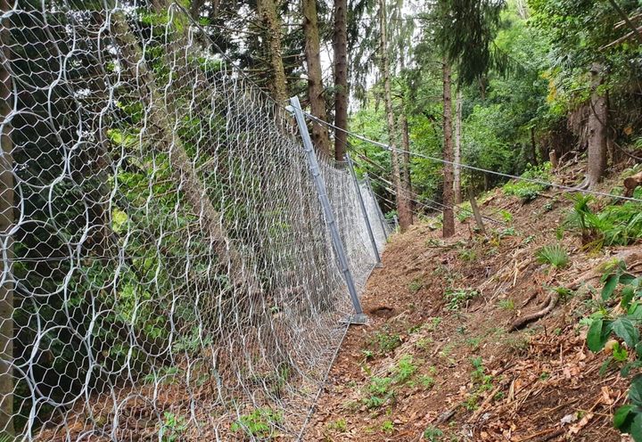 Barriera RB1500 installata in zona di versante, integrata nel bosco