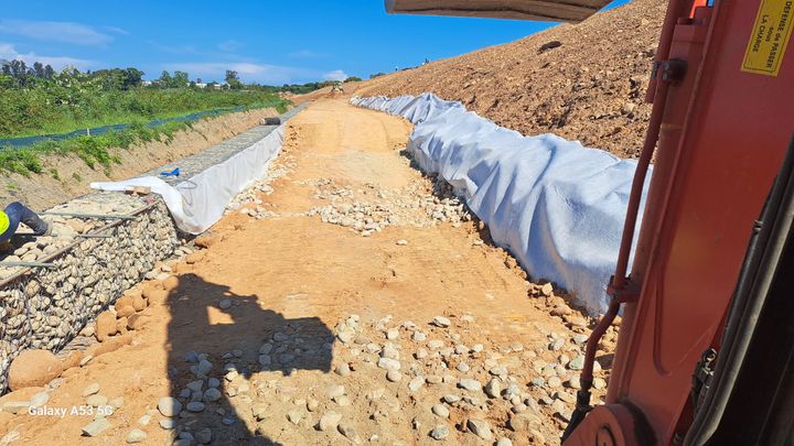 Cage en gabions en cours de mise en oeuvre