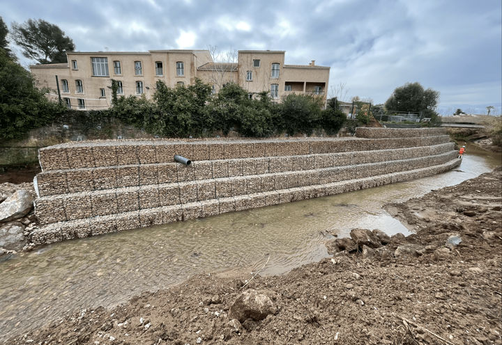 Continuité du murs poids en habillage de paroi clouée