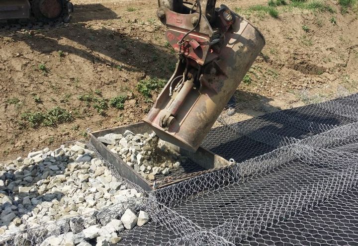 Installation phase: stone-filling operation