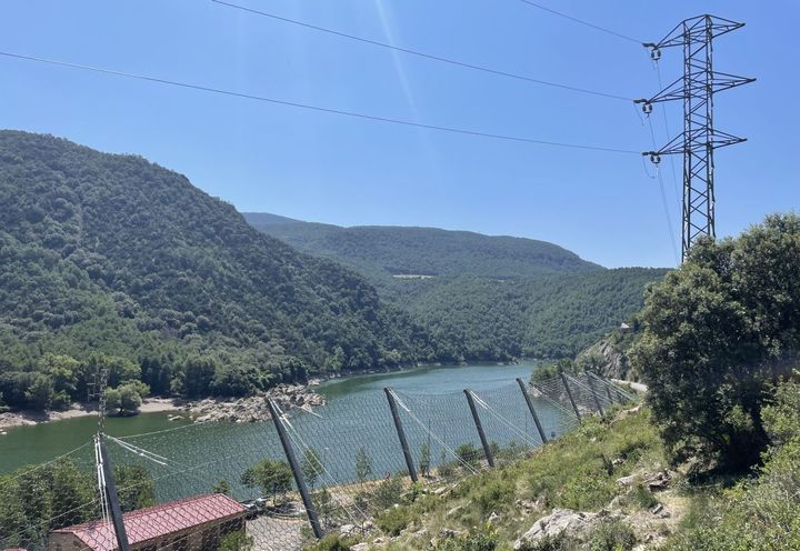 Vista de la barrera y la línea de media tensión