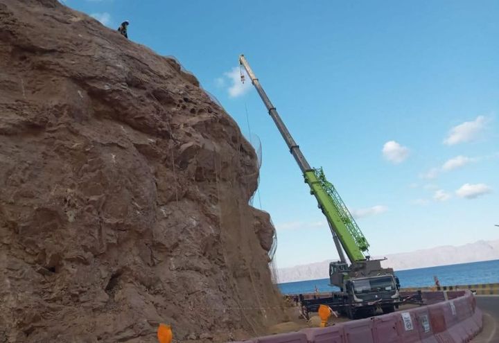 During construction: installation of the rockfall protection netting