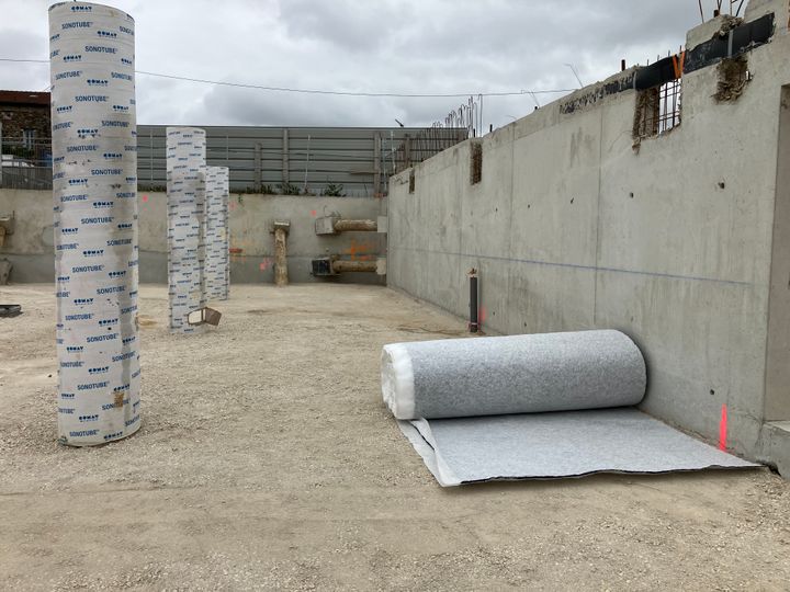 Rouleau de TerraDrain en cours de pose