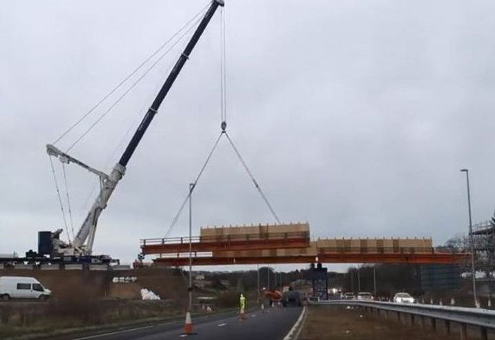 Heavy lifting crane supported by the Green Terramesh® slope