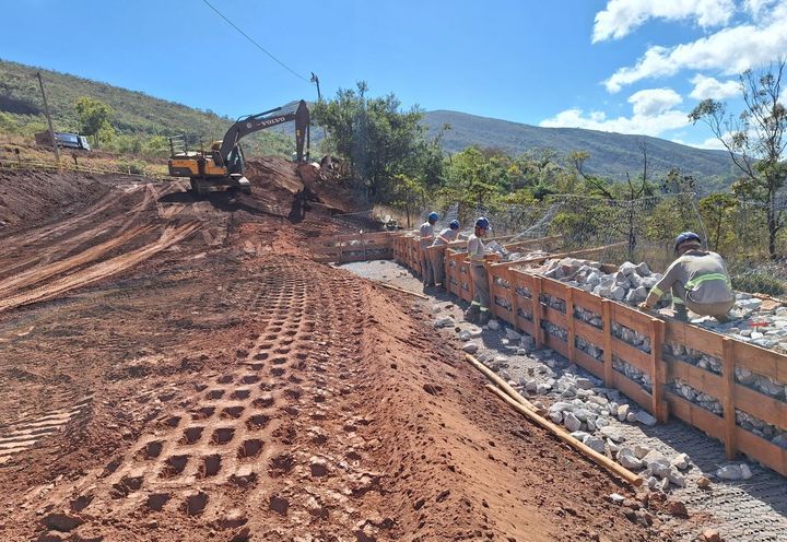 CONTENÇÃO EM SOLO REFORÇADO PÁTIO 206_3.jpg
