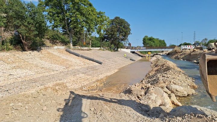 Matelas Reno® Plus en cours de pose sur les berges de la Nartuby