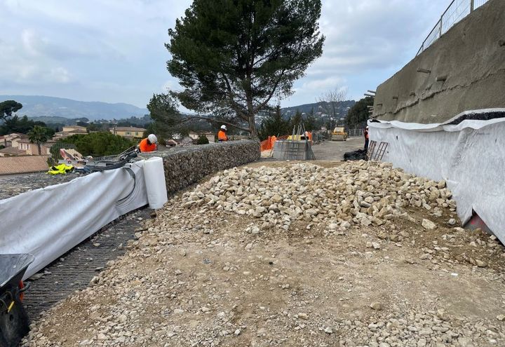 Vue du remblai renforcé et du géocomposite de drainage en cours d'installation
