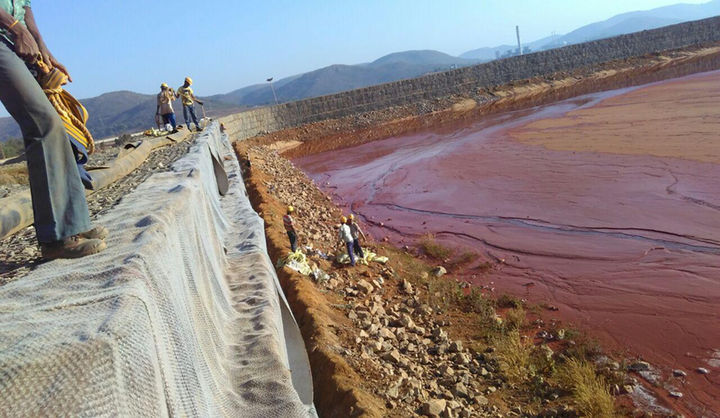 PHOTOGRAPH SHOWING GCL INSTALLATION OVER THE GABION WALL FACIA