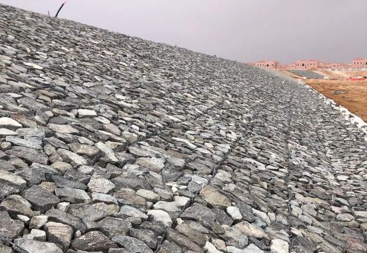 During construction : filled gabion mattress before placement of closing lid