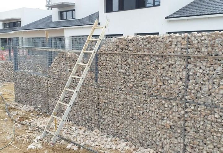 Detalle del proceso de relleno del muro