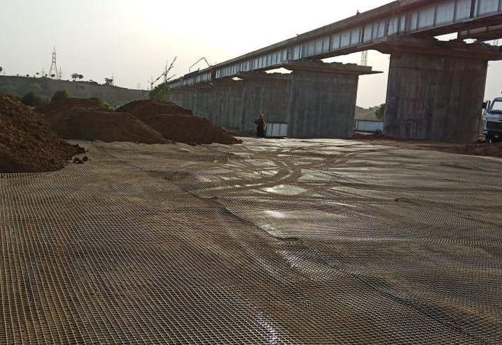 Photo 4: Laying of MacGrid EG at middle of blanket layer