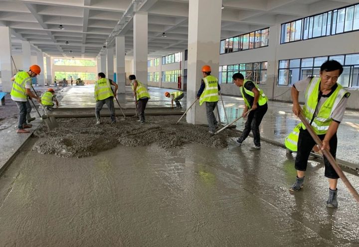 图2-钢纤维混凝土现场浇筑