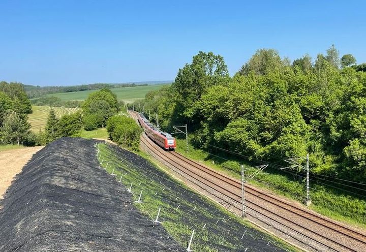 Railway still working during the installation phase