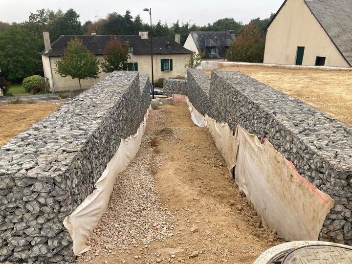 Murs poids en gabions pour la création en escaliers de la zone d'accès aux piétons
