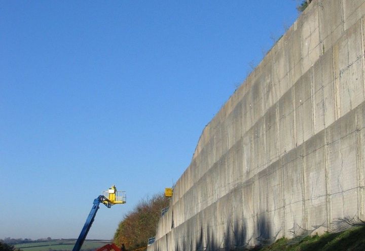 Steelgrid mesh system laid over the kingpost & panel wall.