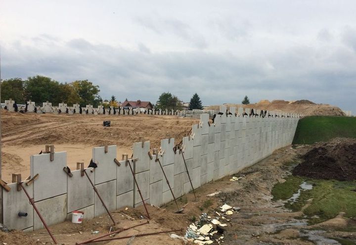 Panele licowe były składowane na wcześniej ukończonych partiach nasypu