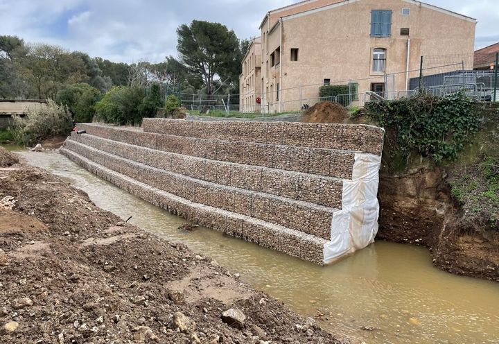 Ouvrage de soutènement en mur poids gabions