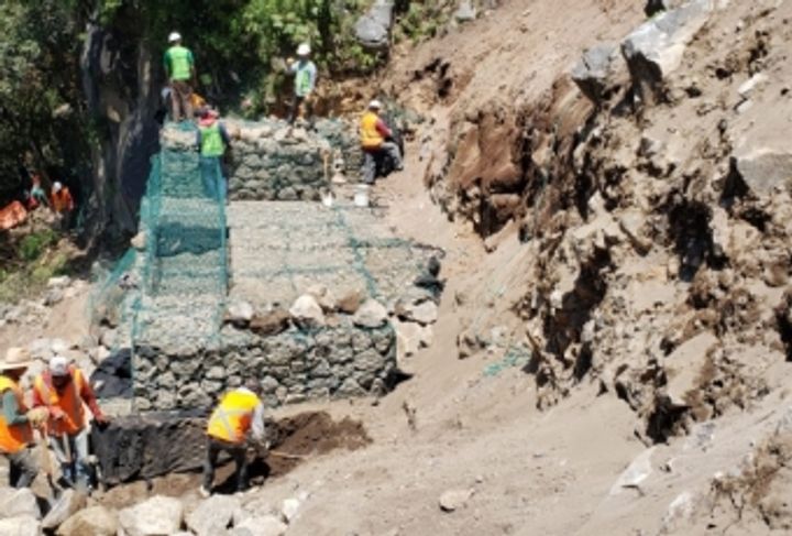 MANTENIMIENTO A CAMINOS EN FALDAS DE VOLCÁN_2