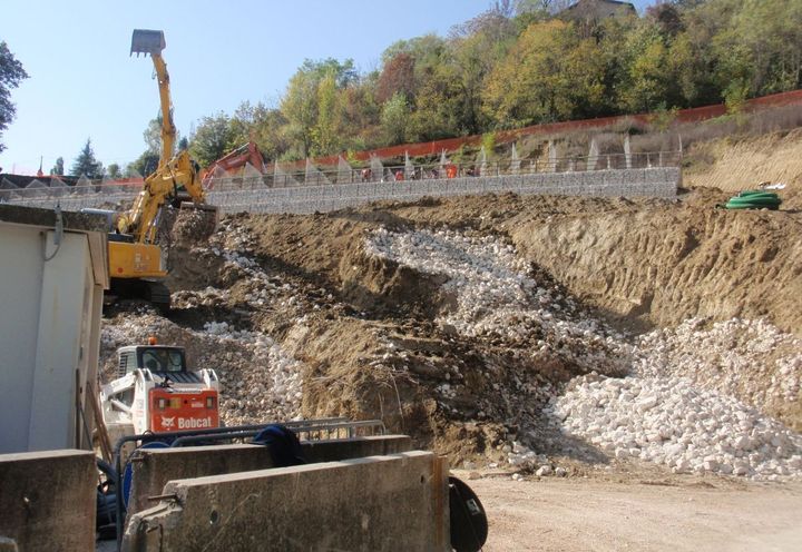 Costruzione del muro in gabbioni e movimento terra