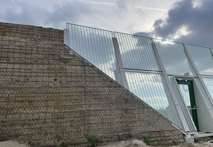 Detail of the interaction with a glass noise barrier