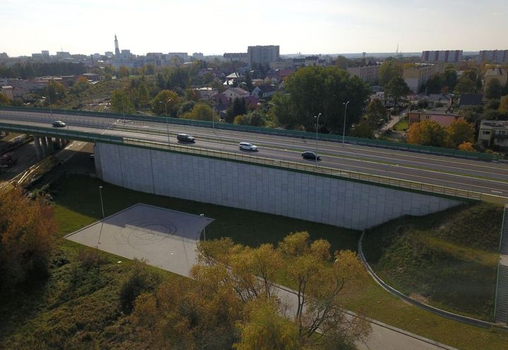 Budowa w centrum gęstej zabudowy miejskiej