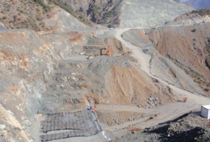 The first courses of the tallest wall being constructed