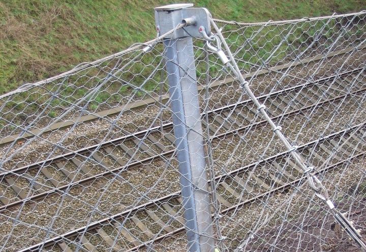 Intermediate fence post head detail