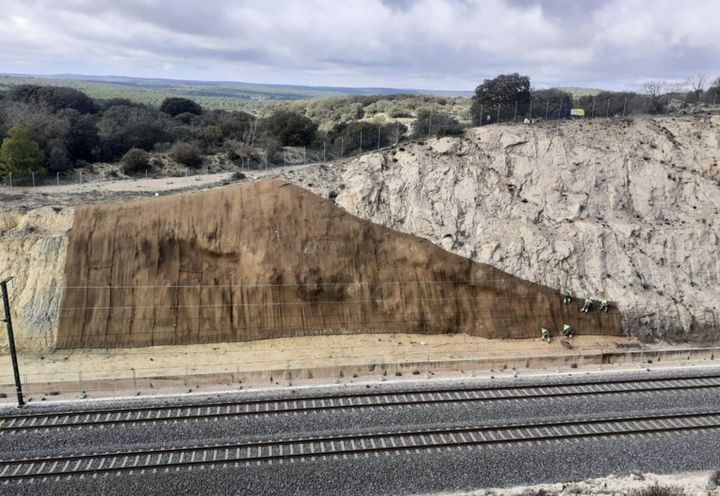 Instalación de la MacMat HS 30 adyacente a la infraestructura ferroviaria