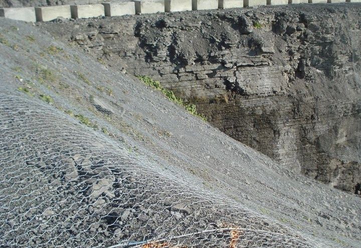 Detail of the 8 mm longitudinal cable of Rockmesh M4000
